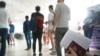 Россияне стоят в очереди на получение казахстанского личного идентификационного номера (ИНН) в центре обслуживания населения в Алматы (Казахстан). 27 сентября 2022 г.
