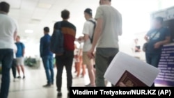 Россияне выстраиваются в очередь, чтобы получить казахстанский индивидуальный идентификационный номер (ИИН) в центре обслуживания населения. Алматы, 27 сентября 2022 года
