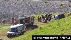 Do nesreće je došlo tako što se mini bus sa 18 putnika survao u podnožje brane kod akumulacionog jezera Rovni u zapadnoj Srbiji (fotografija sa lica mesta)