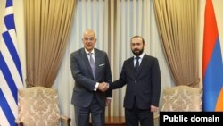 Министры иностранных дел Армении и Греции - Арарат Мирзоян (справа) и Никос Дендиас 