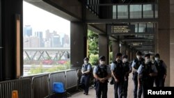 Policija patrolira u Hong Kongu na 25. godišnjicu predaje bivše britanske kolonije kineskoj vlasti, 1. juli 2022.