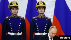 Vladimir Putin semnând decretele de anexare a teritoriului ucrainean