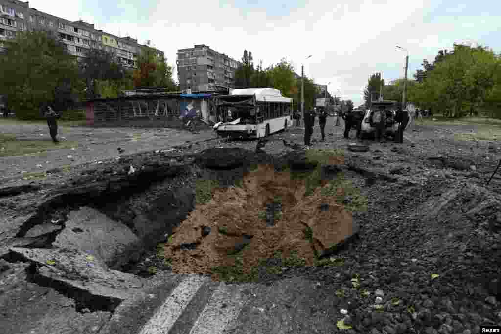 Снимок показывает воронку, образовавшуюся в результате российского ракетного удара в Днепре