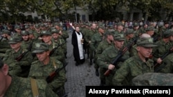 Священник РПЦ благословляет мобилизованных на войну с Украиной, сентябрь 2022 года 