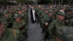 Священник благословляет мобилизованных на войну против Украины в Севастополе, сентябрь 2022 года