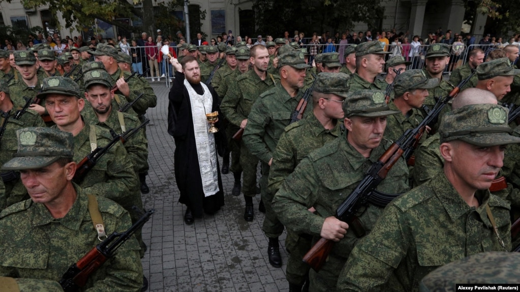 Egy pap megáldja az orosz részleges mozgósítás keretében behívott sorkatonákat a krími Szevasztopolba indulásuk előtt, 2022. szeptember 27-én