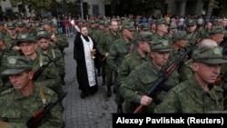 Egy pap megáldja az orosz részleges mozgósítás keretében behívott sorkatonákat a krími Szevasztopolba indulásuk előtt, 2022. szeptember 27-én