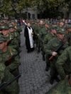 Священник благословляет мобилизованных из аннексированного Крыма перед их отъездом на войну против Украины. Иллюстративное фото