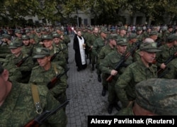 Отправка на фронт. Священник московской церкви освящает мобилизованных в оккупированном Россией Крыму. Севастополь, 27 сентября 2022 года