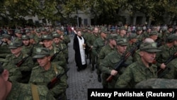 Священник РПЦ благословляет мобилизованных в российскую армию. Севастополь, 27 сентября 2022 года