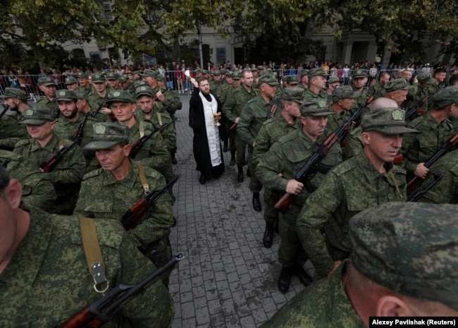 Священник благословляет мобилизованных на войну против Украины. Аннексированный Крым, Севастополь, 27 сентября 2022 года