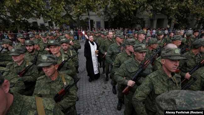 Священник благословляет мобилизованных. Севастополь, 27 сентября 2022 года