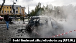 Последствия российского удара на перекрестке бульвара Шевченко в Киеве, 10 октября 2022 года