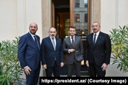 Charles Michel (nga e majta në të djathtë), Nikol Pashinian, Emmanuel Macron dhe Ilham Aliyev u takuan disa herë në Pragë, më 6 tetor.