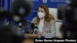 Ministrul Educației, Ligia Deca, a declarat joi că pentru noul pachet legislativ al educației vor fi discuţii cu specialiştii în drept administrativ, pentru a vedea în ce măsură poate fi gândit un sistem mai robust în privinţa sesizărilor de plagiat. 