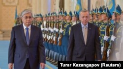 Ղազախստանի նախագահ Կասիմ-Ժոմարտ Տոկաևը դիմավորում է թուրք պաշտոնակից Ռեջեփ Թայիփ Էրդողանին, Աստանա, 12 հոկտեմբերի, 2022թ.