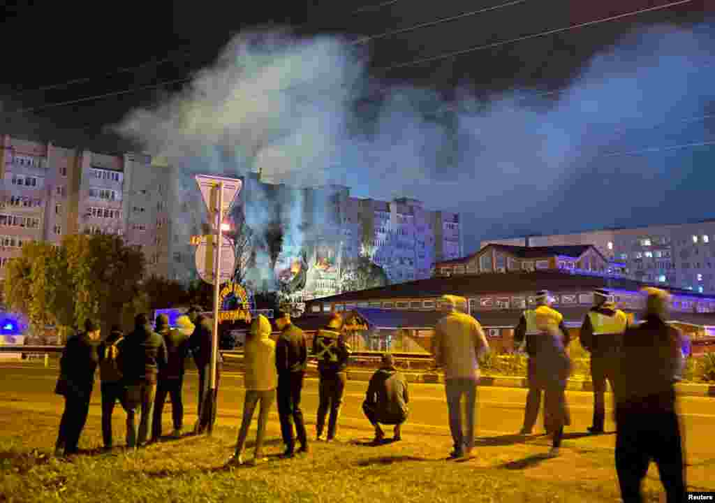 Oroszország és Ukrajna hétfőn eközben újabb jelentős fogolycserét hajtott végre: összesen 218 foglyot cseréltek ki, köztük 108 ukrán nőt &ndash; közölték a két fél tisztviselői. A képen a helyiek nézik a baleset után lángokban álló épületet Jejszkben október 17-én