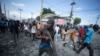 Demonstrant nosi komad drveta koji simulira oružje tokom protesta koji zahtjeva ostavku premijera Ariela Henrija, u oblasti Petion-Ville u Port-o-Prensu, Haiti, ponedeljak, 3. oktobra 2022. 