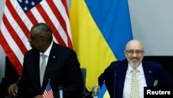 Ministrul american al apărării, Lloys Austin și ministrul ucrainean al apărării Oleksi Reznikov la reuniunea Grupului de Contact pentru Ucraina, organizată în marginea întâlnirii NATO de la Bruxelles, Belgia, 12 octombrie 2022