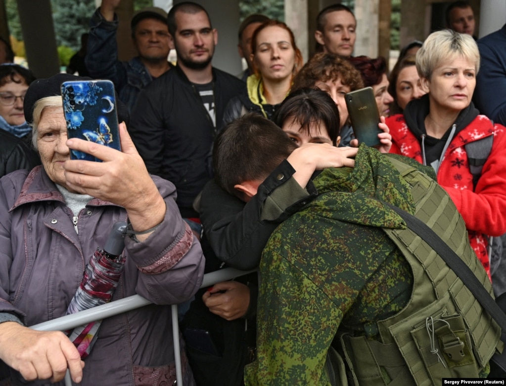 Një grua duke e përqafuar një rezervist të thirrur gjatë mobilizimit të pjesshëm, para nisjes së tij drejt në baze ushtarake, në Batajsk, në rajonin rus të Rostovit, më 26 shtator.