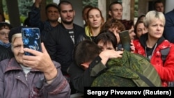 Így búcsúztak családjuktól a bevonuló orosz tartalékosok