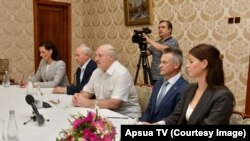 Піцунда. Аляксандар Лукашэнка з абхаскім лідэрам Асланам Бжанія.