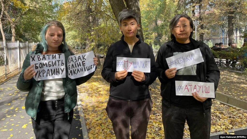 Гражданские активистки в Алматы у памятника Александру Пушкину выражают протест против визита российского президента Владимира Путина в Астану. 12 октября 2022 года