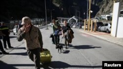 Tineri ruși trec granița în Georgia la punctul de frontieră Zemo Larsi/Verkhny Lars, Georgia 26 septembrie 2022