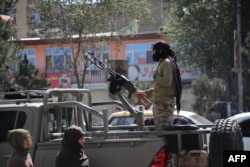 Talibanski borac čuva stražu u blizini mesta gde se dogodio bombaški napad u centru Kabula 30. septembra 2022.