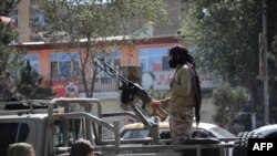 په کابل کې د طالبانو د حکومت یو امنیتي سرتېری د سېپټېمبر ۳۰مې تر برید وروسته د پهرې پر مهال. 