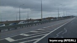 Очередь машин на трассе "Таврида" неподалеку от Керчи, в направлении выезда из Крыма, после взрыва на Керченском мосту, Крым, 9 октября 2022 года