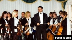Юрий Керпатенко с оркестром театра, фото с личной страницы в «Фейсбуке» музыканта
