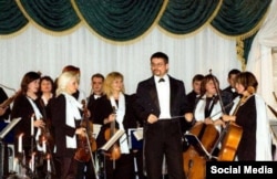  Юрий Керпатенко с музиканти. Снимката е архивна 
