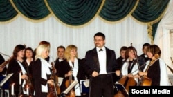 Юрій Керпатенко з оркестром театру, фото з особистого фейсбуку музиканта