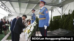 Kineski lider Si Đinping tokom državne posete Beogradu odaje počast poginulima u bombardovanju ambasade, 17. jun 2016.