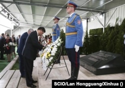 Chinese leader Xi Jinping (frot left) pays homage to those killed in the embassy bombing during a state visit to Belgrade in 2016.
