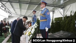 Gjatë vizitës së tij shtetërore në Beograd, lideri kinez, Xi Jinping, bëri homazhe për të vrarët nga bombardimi i Ambasadës, 17 qershor 2016.