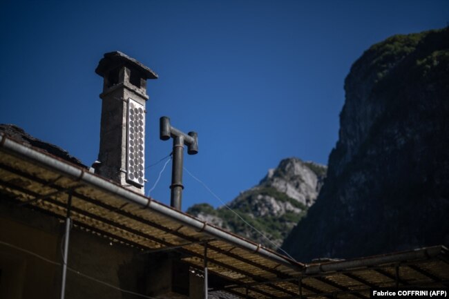 Celula të vjetra fotovoltaike mbi çatinë e një shtëpie në Roseto.