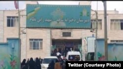 O școală iraniană unde poliția a bătut și arestat elevi 