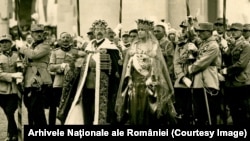 Regele Ferdinand și Regina Maria la încoronarea lor drept suverani ai României Unite, la 15 octombrie 2022. De la intrarea țării în război pentru Transilvania, în august 1916, până la nepotul lor, Regele Mihai I, numele dinastiei domnitoare la București a fost „de România”. 