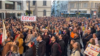 A budapesti Apáczai és Eötvös gimnázium tanárai, diákjai és szimpatizánsok tüntetnek a Belvárosban 2022. október 5-én