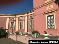 Заклеенные скотчем окна Одесского художественного музея