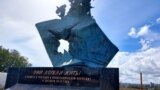 Мемориал погибшим при теракте студентам политехнического колледжа в Керчи на городском кладбище, Керчь, Крым, сентябрь 2022 года