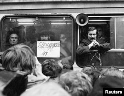 Лех Валенса говори пред хората след регистрирането на "Солидарност" на 10 ноември 1980 г.