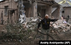 Пётр Лисовой разбирает завалы одного из зданий, разрушенных во время массированного ракетного обстрела Россией. Славянск, 10 октября