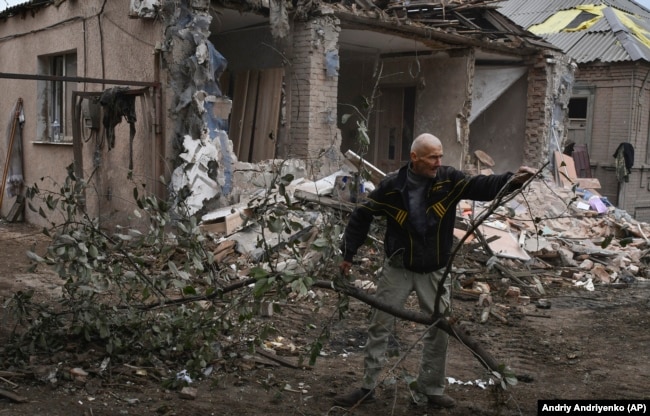 Пётр Лисовой разбирает завалы одного из зданий, разрушенных во время массированного ракетного обстрела Россией. Славянск, 10 октября