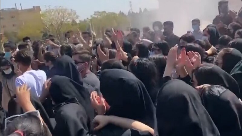 Протестите во Иран се шират, претседателот повика на национално единство