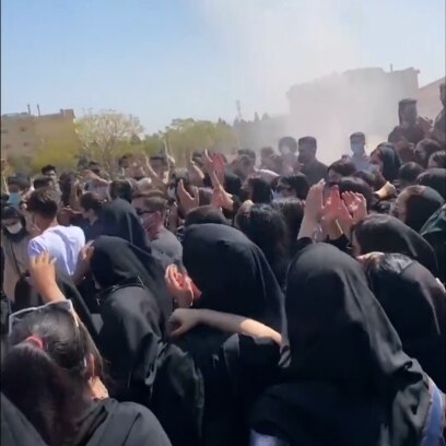 Iranske učenice isteruju službenika ministarstva
