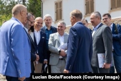 Președintele Klaus Iohannis alături de conducerea PNL, printre care Nicolae Ciucă și Lucian Bode.