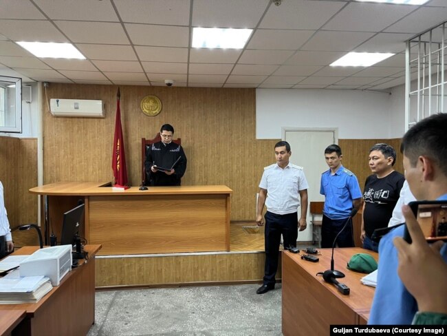 Судья Акылбек Адимов зачитывает вердикт, 28 сентября 2022 г.